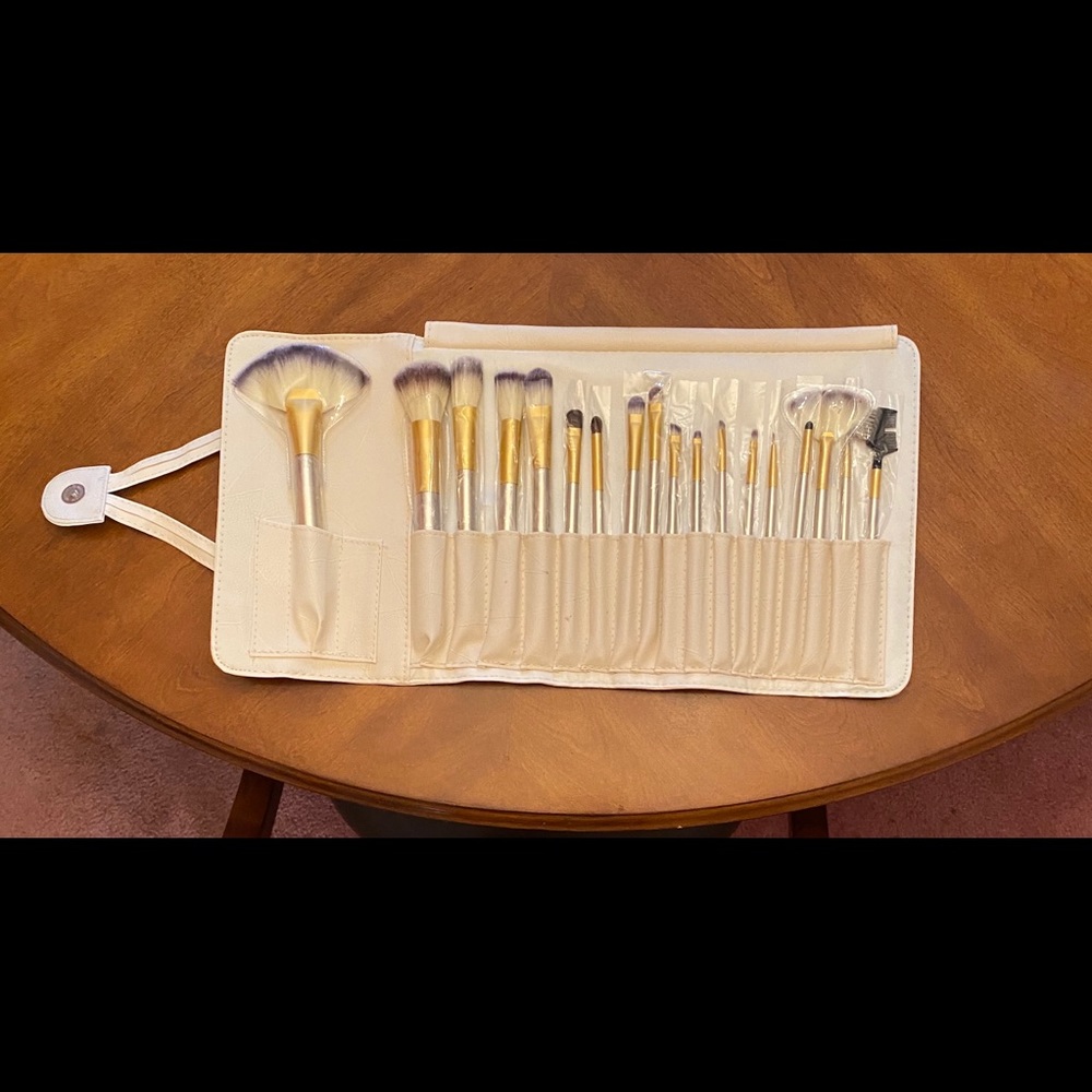 19 Piece Champagne-Colored Makeup Brushes - Picture 2 of 4